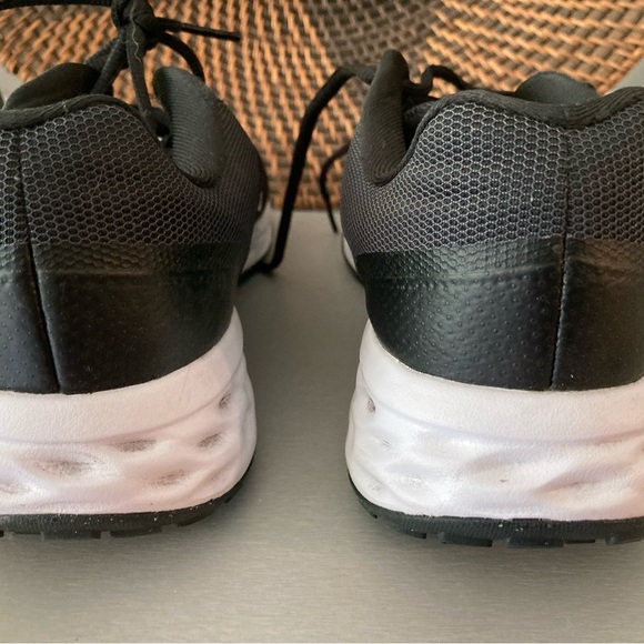 Nike Revolution 6 size W9 - Picture 3 of 4